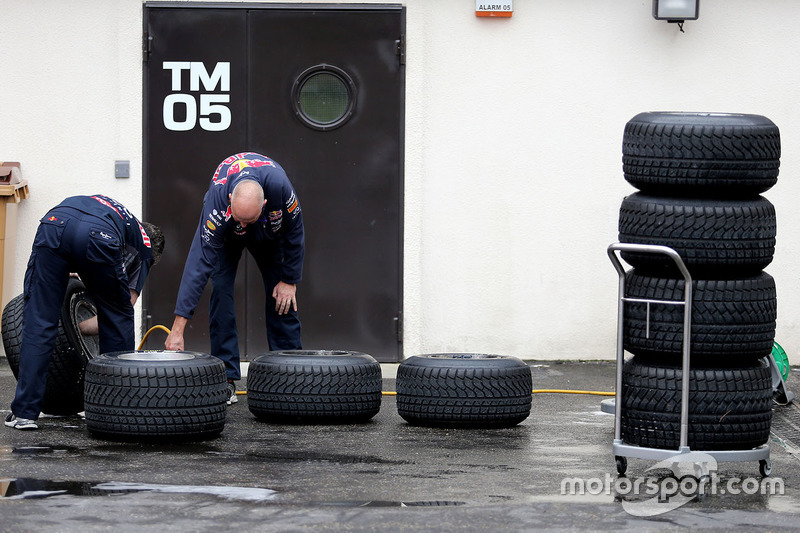 Mecânicos da Red Bull Racing trabalhando com os pneus