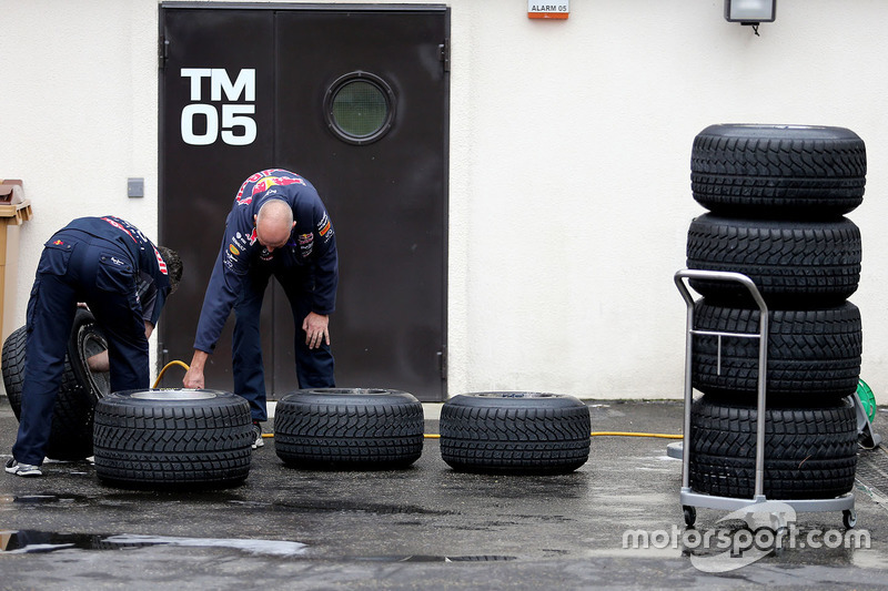 Red Bull Racing monteurs aan het werk