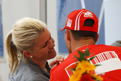 Corina Schumacher esposa de Michael Schumacher ,Scuderia Ferrari besando a Michael