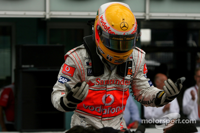 Le vainqueur de la course Lewis Hamilton