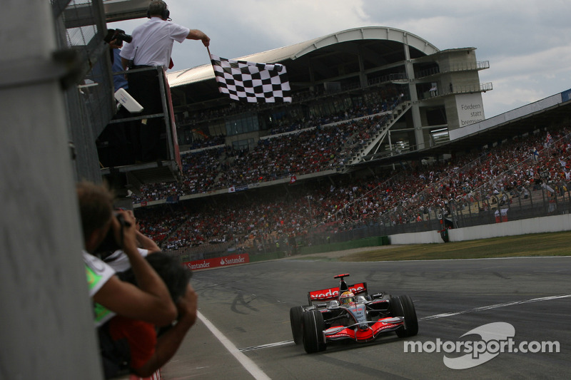 Lewis Hamilton recebe a bandeira quadriculada