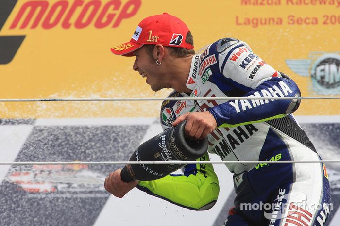 Podio: champagne para Valentino Rossi