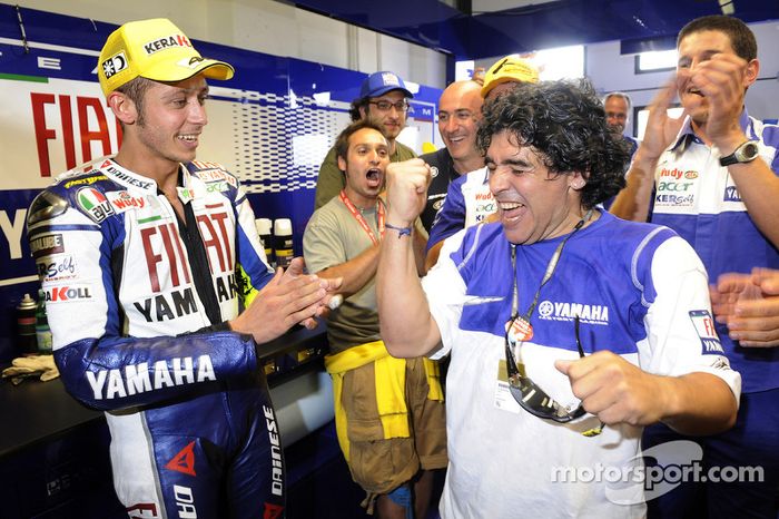 Ganador de la carrera Valentino Rossi celebra con Maradona