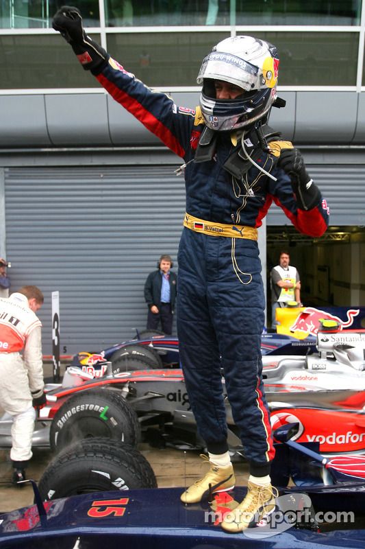 Ganador de la pole Sebastian Vettel celebra