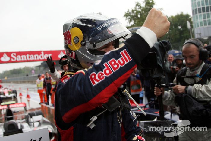Ganador de la pole position Sebastian Vettel celebra