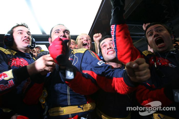 Mecánicos de Scuderia Toro Rosso celebran la pole position de Sebastian Vettel