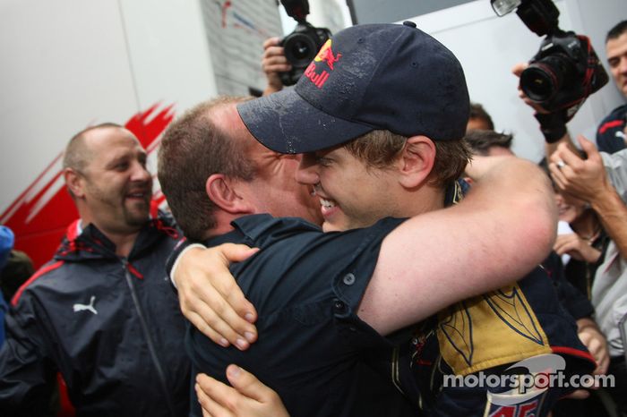 Ganador de la pole position Sebastian Vettel celebra con el equipo