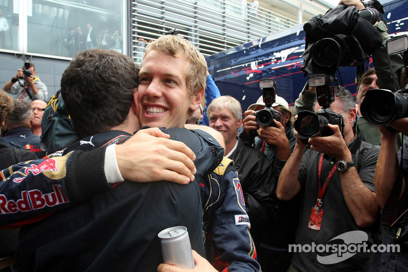Ganador de la pole position Sebastian Vettel celebra