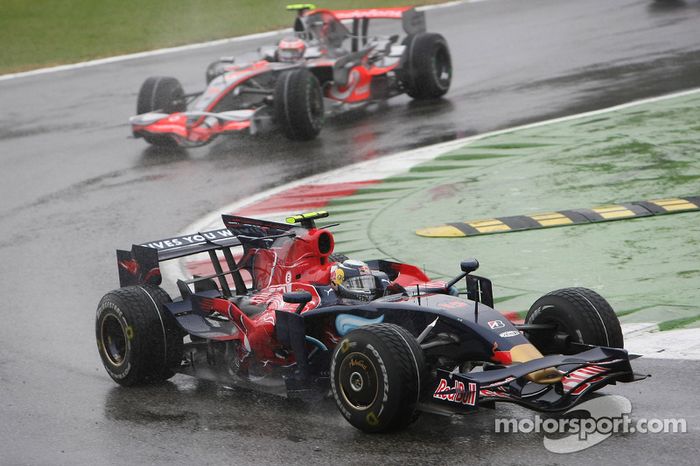 Sebastian Vettel, Scuderia Toro Rosso, STR03 y Heikki Kovalainen, McLaren Mercedes, MP4-23