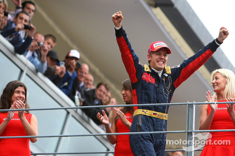 Vettel auf dem Weg zum Podium