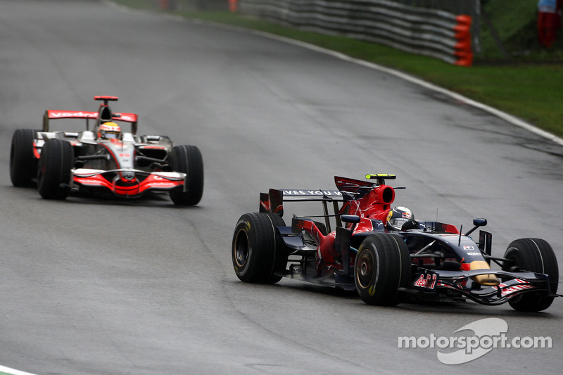 Sebastian Vettel, Scuderia Toro Rosso, STR03 por delante de Lewis Hamilton, McLaren Mercedes, MP4-23