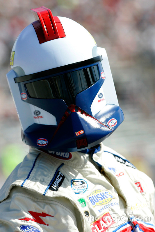 Marcos Ambrose lleva un casco de un soldado Stormtrooper de Star Wars