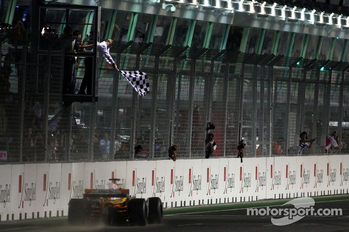 Fernando Alonso toma la bandera a cuadros