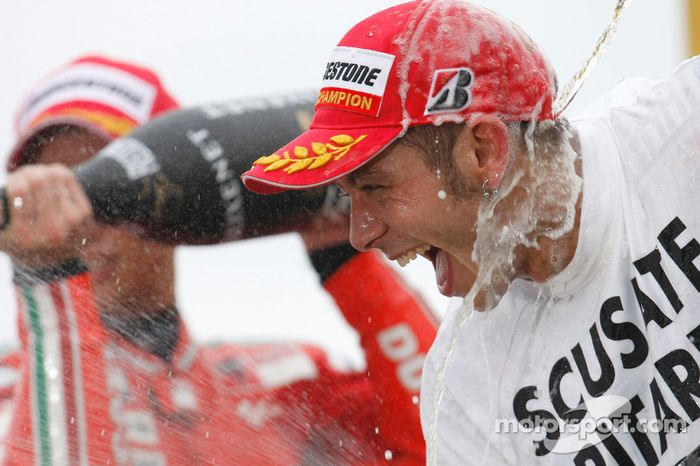 Podio:  ganador de la carrera y campeón del mundo 2008 Valentino Rossi celebra