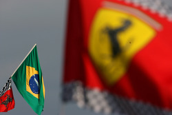 Drapeaux du Brésil et de Ferrari