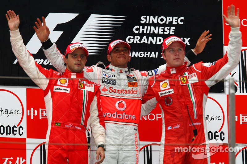 Podium: Sieger Lewis Hamilton mit Felipe Massa und Kimi Räikkönen