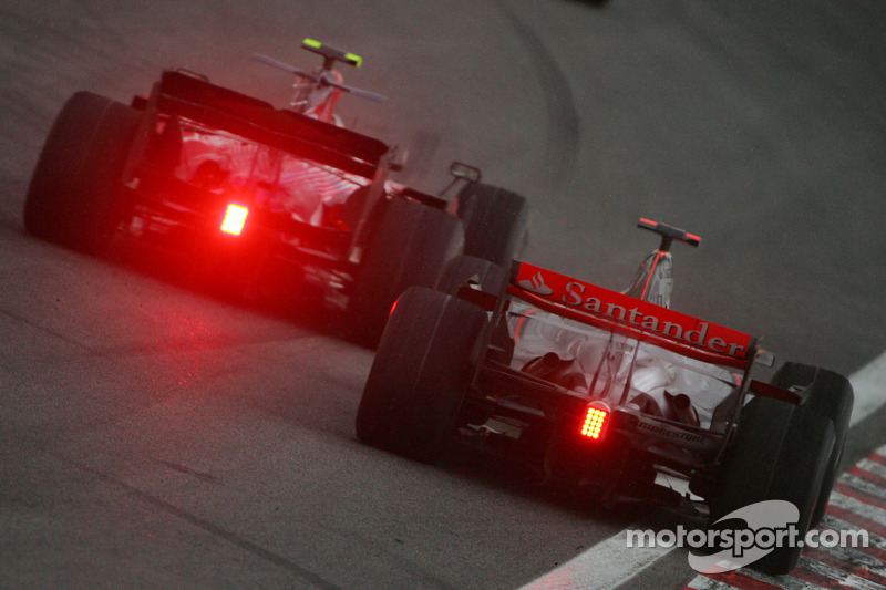 Себастьян Феттель, Scuderia Toro Rosso, STR03 обганяє Льюіса Хемілтона, McLaren Mercedes, MP4-23