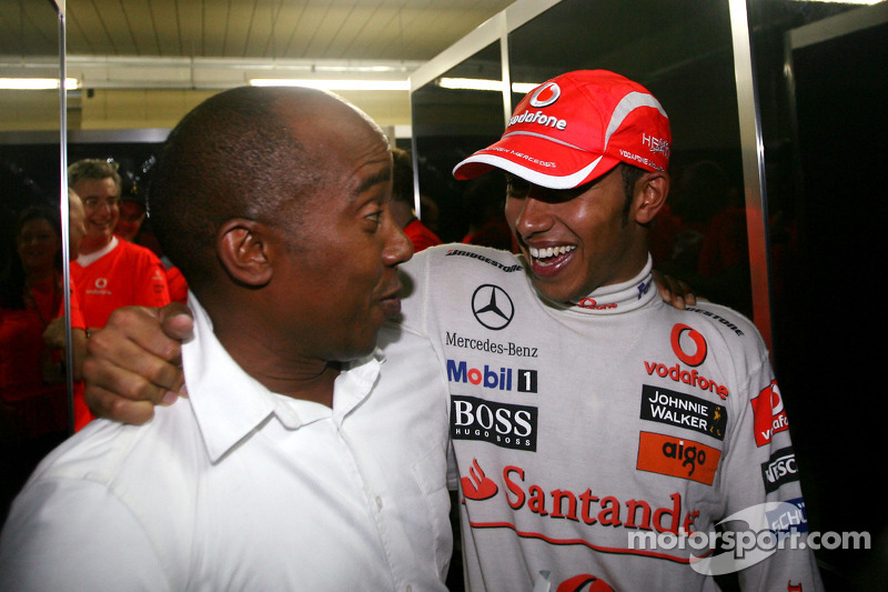 Campeón del mundo 2008 Lewis Hamilton celebra con su padre Anthony Hamilton