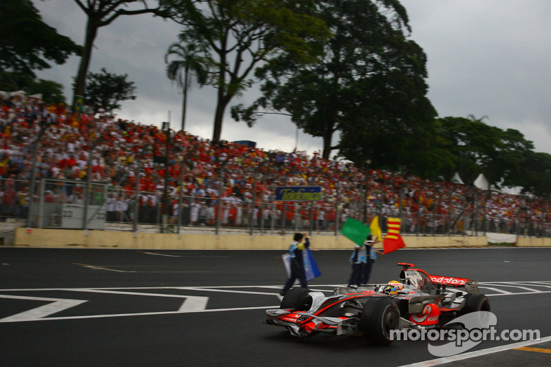 Campeón del Mundo F1 2008, Lewis Hamilton, celebrando