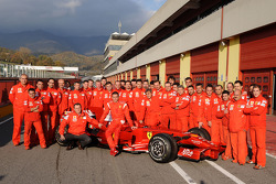 Valentino Rossi poseert met de Ferrari F2008 en het team