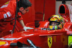 Valentino Rossi di balik kemudi Ferrari F2008