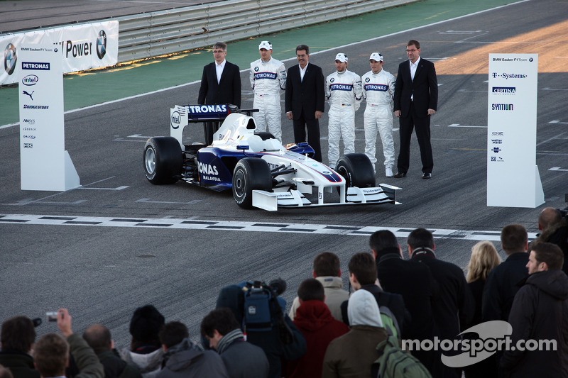 Walter Riedl, Robert Kubica, Dr. Mario Theissen, Nick Heidfeld, Christian Klien ve Markus Duismann ve yeni BMW Sauber F3.09