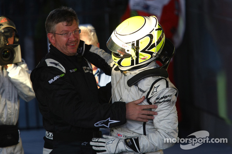 Jenson Button, Brawn GP, fête la victoire avec Ross Brawn, directeur général de Brawn Grand Prix