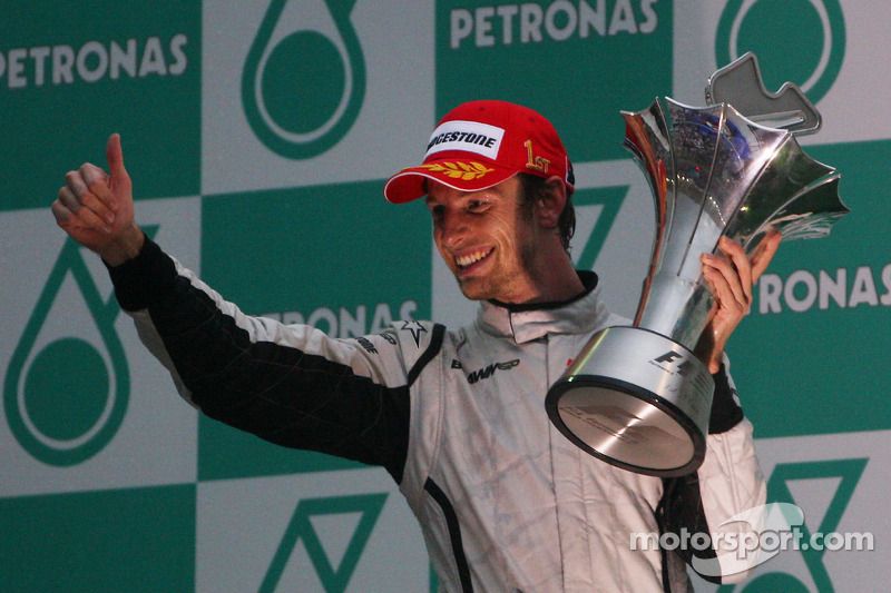 Podio: ganador de la carrera Jenson Button, Brawn GP