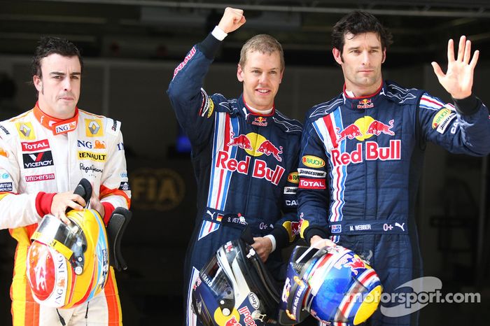 O pole Sebastian Vettel, Red Bull Racing, o segundo lugar Fernando Alonso, Renault F1 Team, e o terceiro, Mark Webber