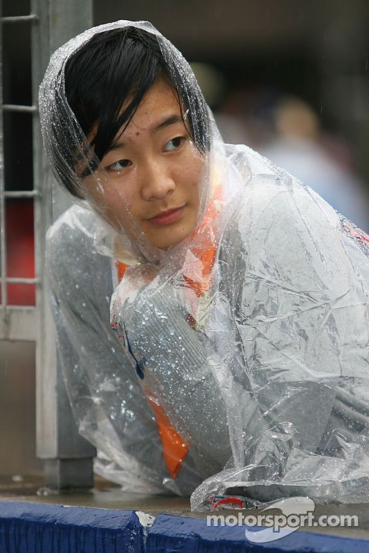 Si vas al circuito lleva chubasquero, puede que lo necesites