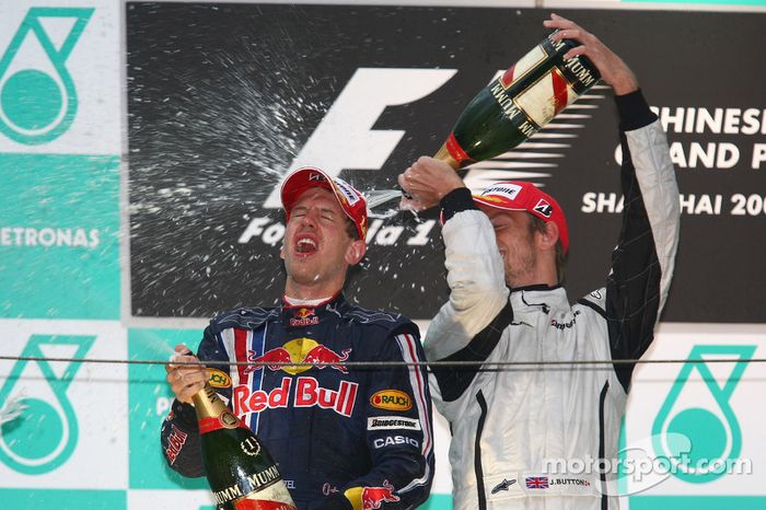 Podio: champagne para el ganador de la carrera Sebastian Vettel, Red Bull Racing, tercer lugar Jenso
