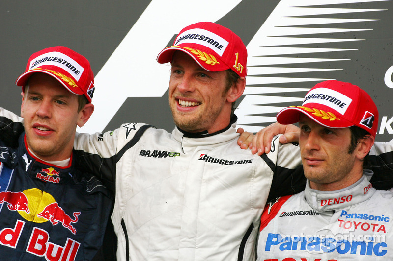 Podium: racewinnaar Jenson Button, Brawn GP, tweede plaats Sebastian Vettel, Red Bull Racing, derde 