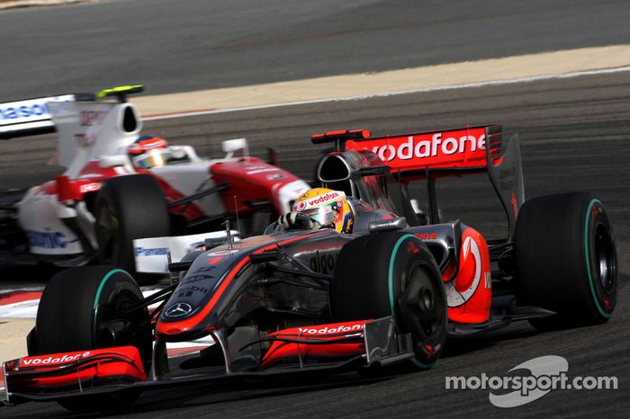 Lewis Hamilton, McLaren Mercedes lidera a Timo Glock, Toyota F1 Team