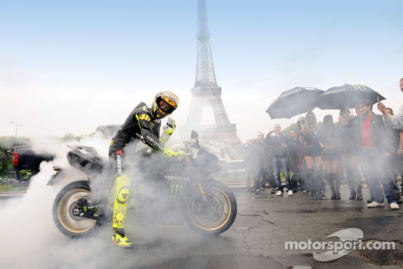 Valentino Rossi, Fiat Yamaha Team, hace un quemado de llantas delante de la Torre Eiffel en París