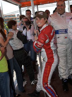 La parade des pilotes autour de la piste : Sabine Schmitz fait une rapide démonstration de pole danse