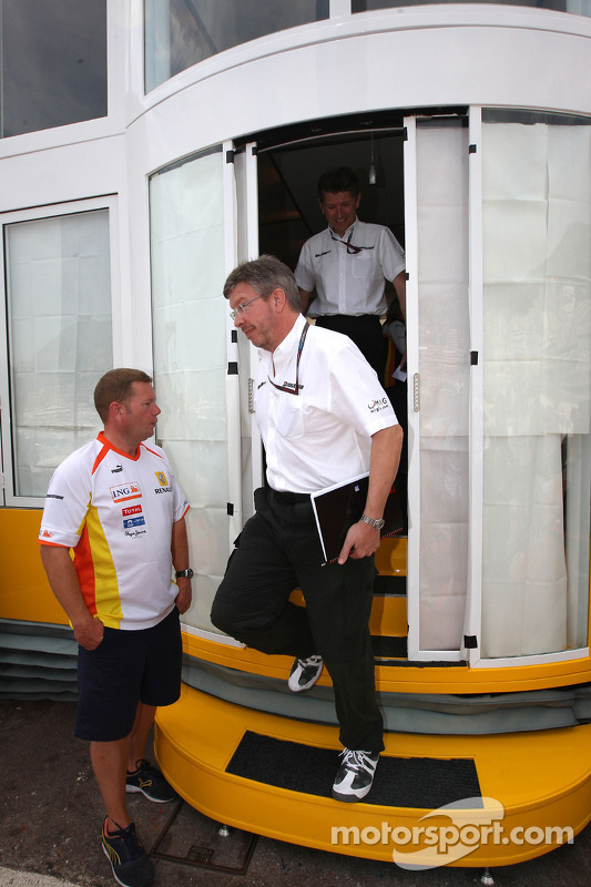 Ross Brawn Brawn Grand Prix equipo Principal sale de una reunión de equipo los jefes llevada a cabo en el motorhome de Renault f1