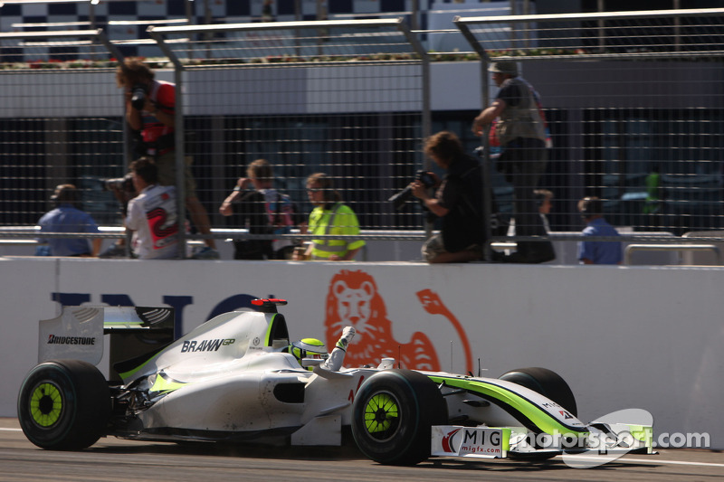 Дженсон Баттон (Brawn Mercedes) перемагає у гонці
