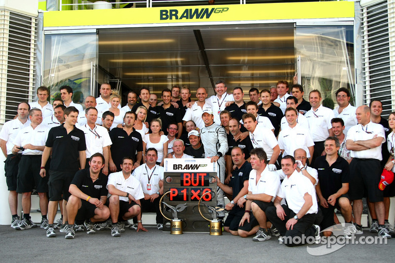 Jenson Button, Brawn GP celebrates with the team