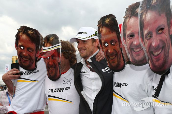 Many Jensons con el rea Jenson Button, Brawn GP
