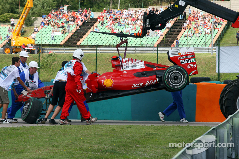 Der zerstörte  Ferrari von Felipe Massa nach dem Crash