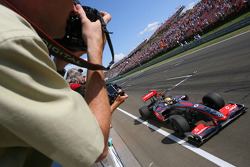 Lewis Hamilton, McLaren Mercedes, se lleva la bandera a cuadros