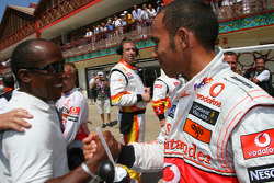 Lewis Hamilton, McLaren Mercedes celebra la pole con su padre, Anthony Hamilton