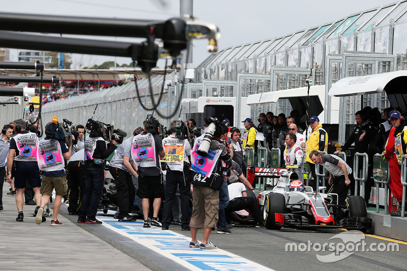 Romain Grosjean, Haas F1 Team VF-16 en Rio Haryanto, Manor Racing MRT05 botsing in de pitlane