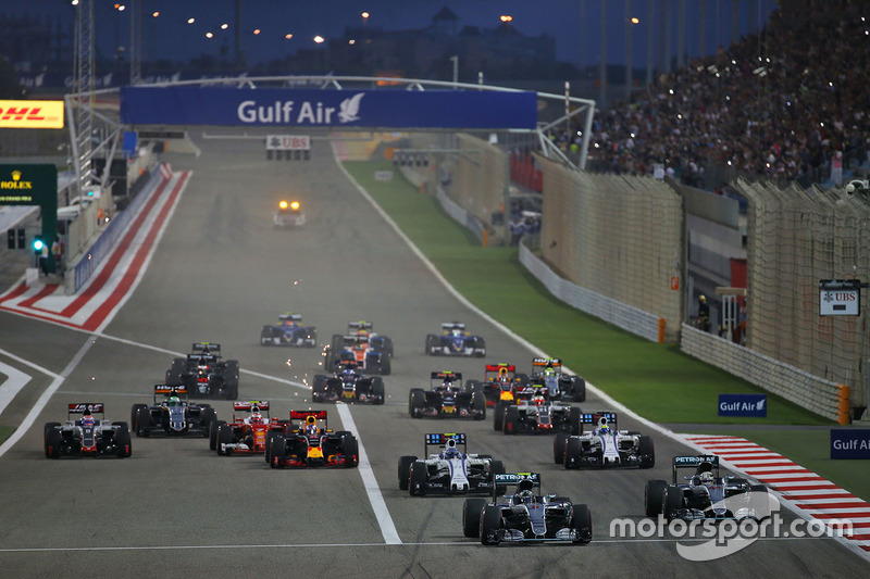 Start: Rosberg und Hamilton vorneweg