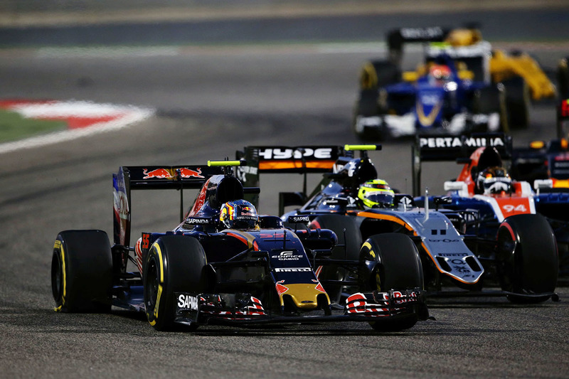 Carlos Sainz Jr., Scuderia Toro Rosso STR11 et Sergio Perez, Sahara Force India F1 VJM09