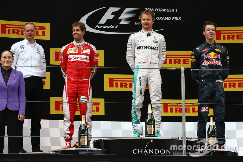 Podio: Nico Rosberg, Mercedes AMG F1 Team, ganador; el segundo lugar Sebastian Vettel, Ferrari, tercero Daniil Kvyat, Red Bull Racing