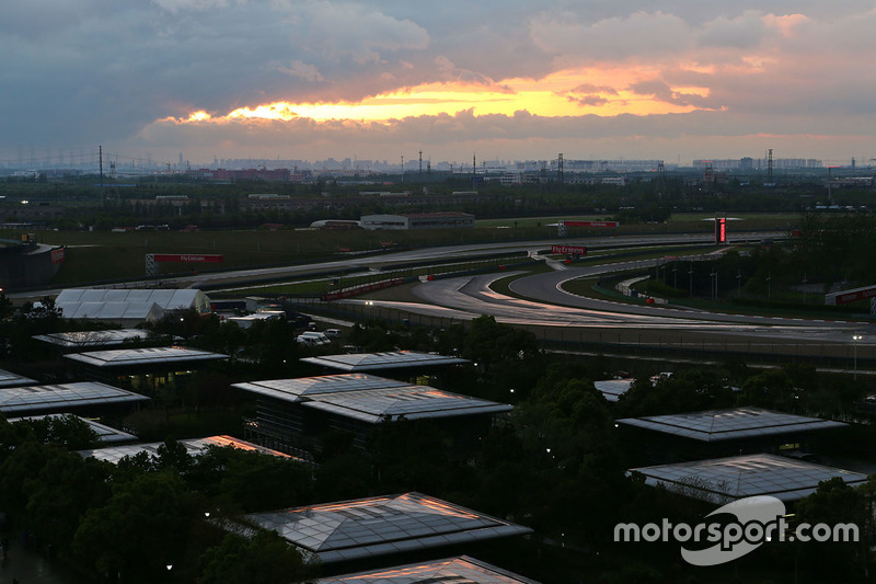 Le soleil se lève sur le circuit