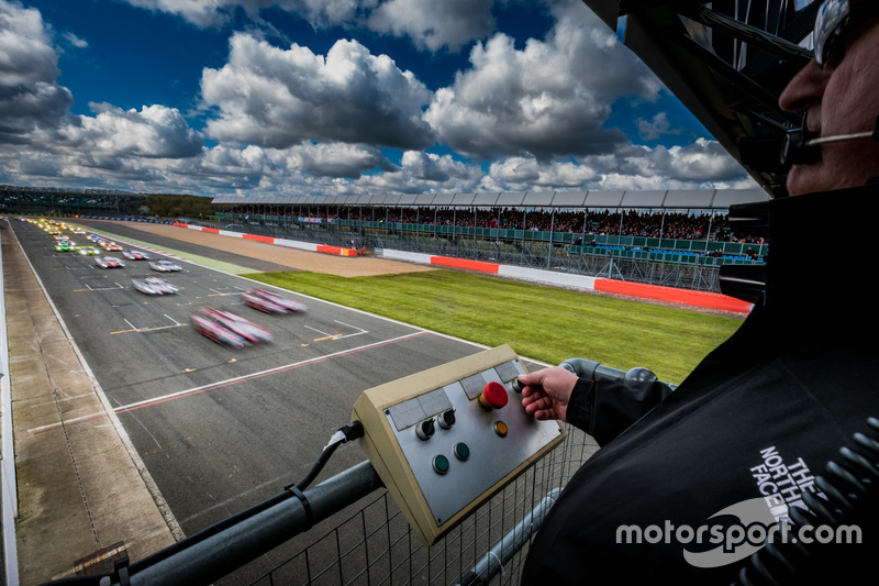 Inicio #7 Audi Sport Team Joest Audi R18: Marcel Fässler, Andre Lotterer, Benoit Tréluyer líder