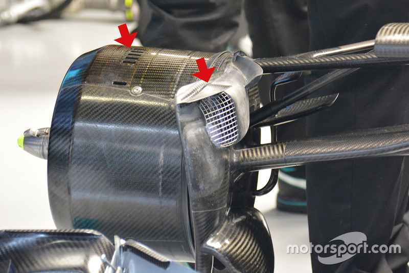 Mercedes AMG F1 Team W07 Hybrid, flap triangolare sulla presa dei freni e le feritoie sul cestello