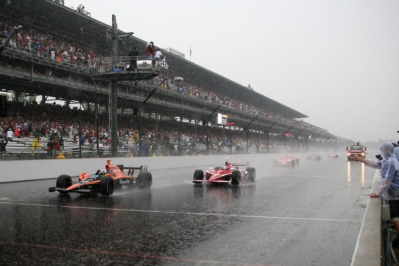 Dario Franchitti siegt im strömenden Regen